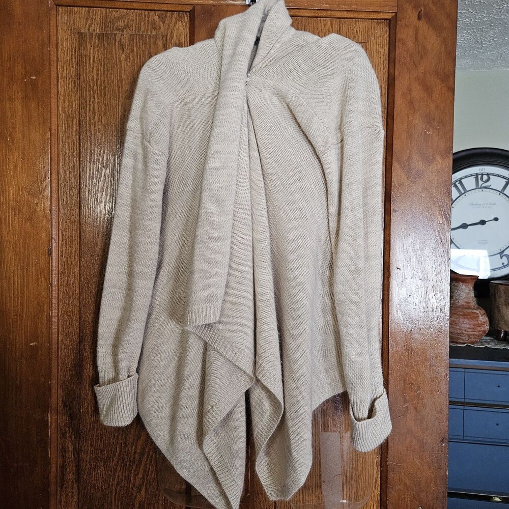 Women’s Small Venus Light‎ Oatmeal Top Cardigan One Button Sharkbite Hem